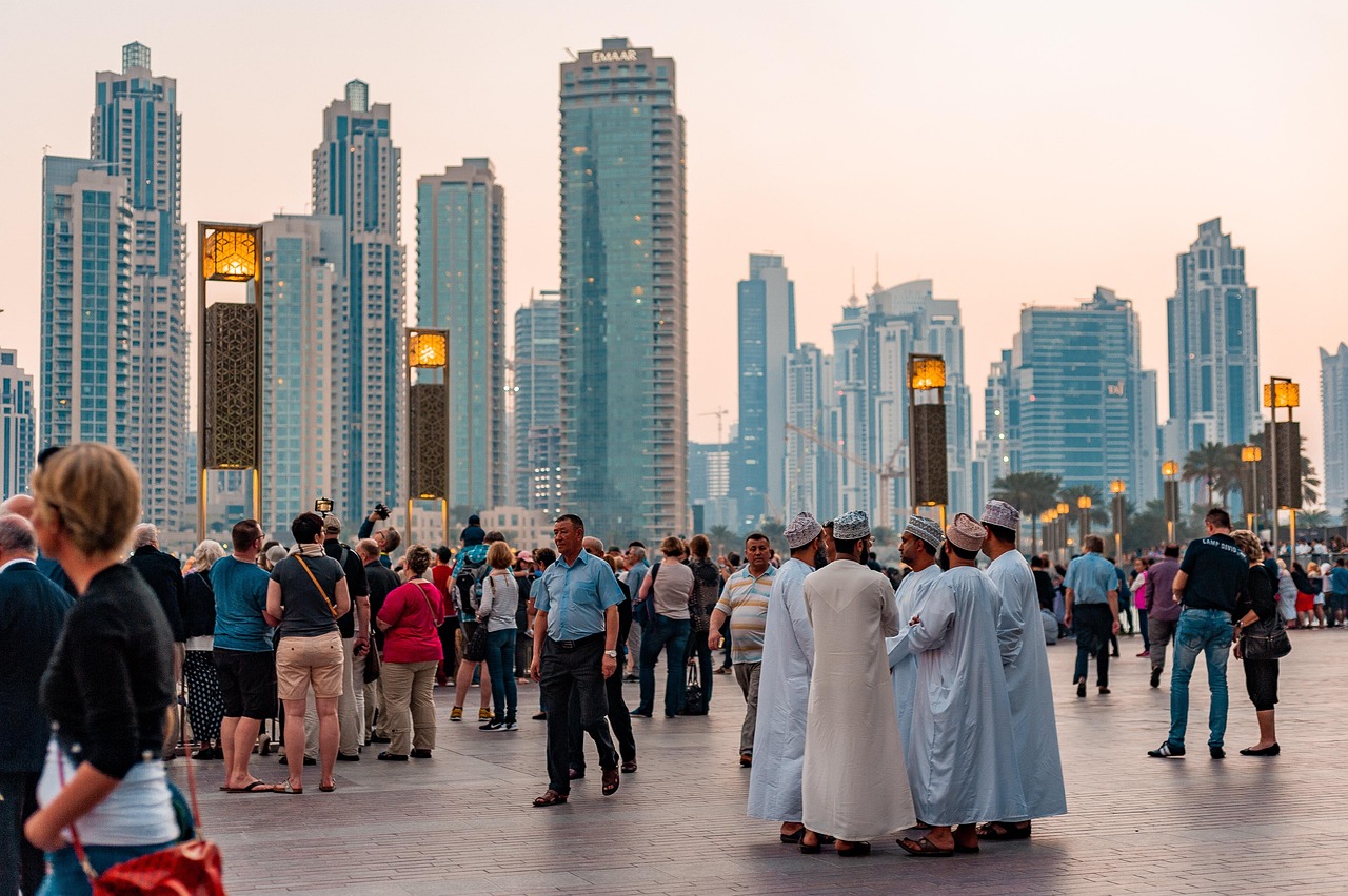 How to Check Your UAE Visa Status Online by Passport Number – Dubai skyline with tourists
